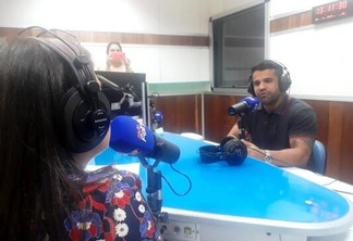 O programa Quem é Quem é apresentado pela radialista Cida Lacerda (Foto: Minervaldo Lopes/Folha BV)