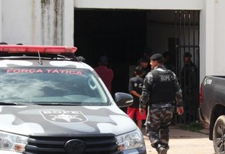 Policiais realizaram o isolamento do local onde ocorreu a troca de tiros (Foto: Priscilla Torres/Folha BV)