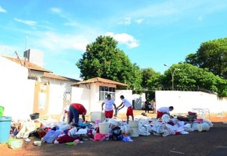 Presas tiveram que recolher objetos à tarde para serem jogados no lixo (Foto: Nilzete Franco/Folha BV)