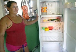Com seis filhos, Ana Paula Magalhães mostrou à equipe de reportagem o que havia na geladeira; há oito meses, empresas pararam de pagar aos servidores (Foto: Priscilla Torres/Folha BV)