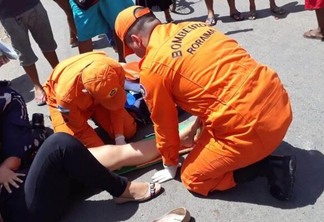 Socorristas do Corpo de Bombeiros tiveram que imobilizar a perna de motociclista no bairro 13 de Setembro (Foto: Divulgação)