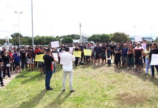 Dezenas de candidatos se reuniram no sábado na Praça do Centro Cívico logo após o anúncio feito pelo governo (Foto: Diane Sampaio/Folha BV)