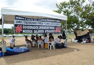 Trabalhadores já fizeram diversas manifestações e estão acampados em frente ao Senador Hélio Campos até que situação seja resolvida (Foto: Nilzete Franco/Folha BV)