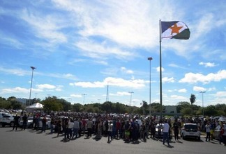 Cerca de 700 pessoas se reuniram na Praça do Centro Cívico para protestar contra cancelamento de concursos públicos (Foto: Nilzete Franco/Folha BV)