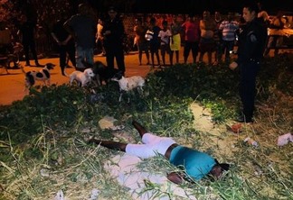 Vítima morreu em meio à vegetação às margens da Rua JC-02 (Foto: Aldênio Soares/Folha BV)