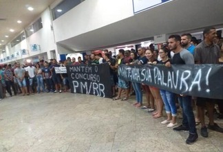 Concurseiros recepcionaram governador Denarium com faixas e cartazes (Foto: Cristian Rafael Dias)