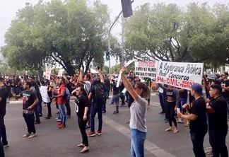 Mais de 300 pessoas participam da manifestação. (Foto: Minervaldo Lopes/FolhaBV)