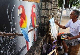 Artista diz que consegue manter-se com venda de quadros, paga despesas e ainda manda dinheiro para sua família na Venezuela (Foto: Priscilla Torres/Folha BV)