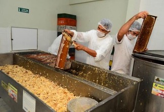 Quilo do mel é vendido por R$ 10 e como se produzem 300 toneladas anualmente, a atividade gera R$ 3 milhões que giram dentro de Roraima (Foto: Nilzete Franco/Folha BV)