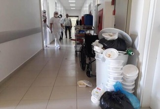 Sem serviços de limpeza, lixo se acumulam em corredores do Hospital das Clínicas (Foto: Divulgação)