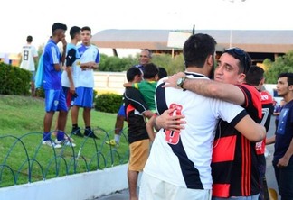 Abraço entre torcidas rivais simbolizou ato em solidariedade as mortes de jovens do clube do Flamengo (Foto: Nilzete Franco/Folha BV)