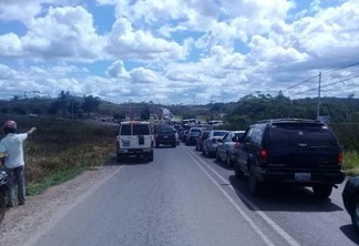 Deputado denunciou que militares estão limitando trânsito e realizando vistorias exaustivas nos veículos que passam por Santa Elena (Foto: Ángel Medina/Divulgação)