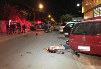 Um dos homens morreu ainda no local, enquanto o outro ferido foi levado para o pronto-socorro (Fotos: Aldênio Soares/Divulgação)