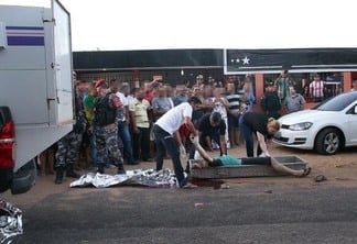 Duplo homicídio e suicídio ocorreram na tarde de ontem; corpos de atirador e das vítimas foram recolhidos pelo IML (Foto: Priscilla Torres/Folha BV)