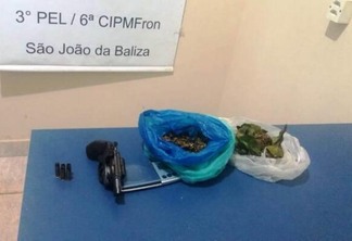 Além da arma usada pelo criminoso, a PM encontrou drogas que estavam enterradas em um galinheiro (Foto: Divulgação)
