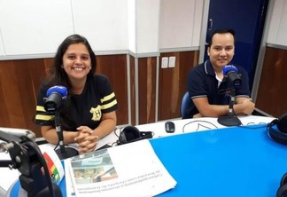 O Jornal da 100.3 é apresentado pelos jornalistas Ana Gabriela Gomes e Natanael Vieira (Foto: Néia Dutra/Folha BV)