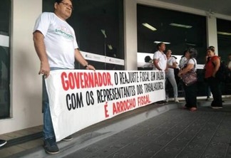 Categorias sindicais também aproveitaram o início dos trabalhos do legislativo para se manifestar contra o que eles classificam como retirada de direitos (Foto: Minervaldo Lopes/Folhabv)