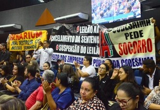 Servidores terceirizados, efetivos, da Educação e Saúde protestaram ontem, 19, contra o governo do Estado (Foto: Nilzete Franco/Folha BV)