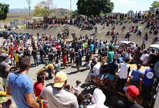 Proibição do governo de Maduro de que caminhões atravessassem fronteira frustrou milhares de venezuelanos; muitos entraram em conflito com a Guarda Nacional (Foto: Priscilla Torres/Folha BV)