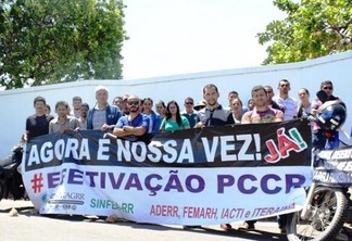 O ato teve início às 7h30 desta segunda-feira, 25, em frente a sede do Iteraima (Foto: Priscilla Torres/ FolhaBV)