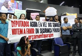 Estudantes levaram cartazes pedindo para que deputados votem a favor da segurança pública (Foto: Priscilla Torres/Folha BV)