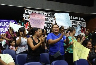 Terceirizadas protestam na Assembleia Legislativa em busca de respostas sobre pagamentos (Foto: Priscilla Torres/Folha BV)