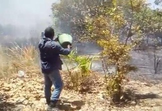 Moradores utilizam baldes de água para apagar chamas no Bom Intento (Foto: Divulgação)