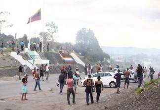 Fronteira continua fechada e prejudica trânsito de caminhoneiros (Foto: Priscilla Torres/Folha BV)
