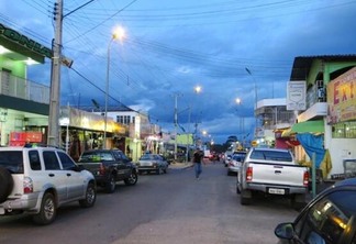 Equipe da Roraima Energia fará a substituição de poste velhos em Pacaraima, motivo pelo qual o município terá o fornecimento de energia interrompido (Foto: Divulgação)