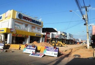 Área comercial está interditada para obra de sarjeta e calçada há quase 30 dias. (Foto: Nilzete Franco/ FolhaBV)