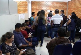 Mais de 30 pessoas esperavam em fila na sede na Segad, nesta sexta-feira, 15. (Foto: Priscilla Torres)