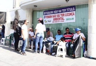 Muitos se posicionaram em frente aos portões das unidades, com faixas e cartazes, para bloquear o acesso (Foto: Priscilla Torres)