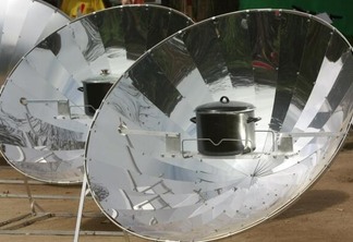 O fogão solar é feito de sucata, espelhos e outros materiais de baixo custo (Foto: Divulgação)