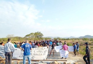 Centenas de indígenas protestaram com cartazes contrários à municipalização da saúde, mineração e corrupção (Foto: Divulgação)