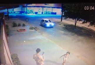 Mulher filma criança e não vê veículo se aproximar (Foto: Reprodução Vídeo)