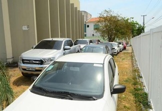 Veículos estão estacionados na área externa da Câmara. (Foto: Nilzete Franco – Folha BV)
