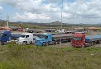 Além das primeiras carretas que já cruzaram a fronteira, outras 70 já estariam tendo as cargas vistoriadas para liberação nesta quinta-feira (Foto: Arquivo Folha )