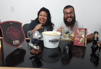 Geziel Ribeiro e Isah Carvalho falam sobre Game of thrones no cabine de projeção (Foto: Neia Dutra/Folhabv)