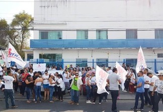 Manifestação acontece na manhã de hoje, 09, em frente à Secretaria Municipal de Educação (Foto: Nilzete Franco / FolhaBV)