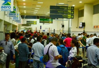 Mais de cem passageiros esperam por voo que foi cancelado duas vezes(Foto: Diane Sampaio/Folhabv)