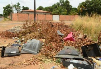 Foram encontrados lixo orgânico, móveis antigos, roupas infantis e até restos de televisores descartados de forma inapropriada (Foto: Nilzete Franco/FolhaBV)