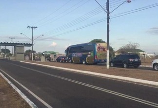 Um ônibus de turismo foi chamado para fazer os transporte da comitiva (Foto: Paola Carvalho/Folha BV)