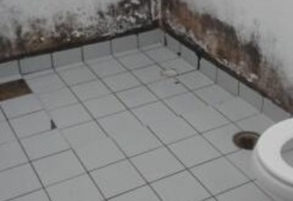 Banheiro no bloco G com paredes deterioradas e o ralo sem tampa. (Foto: Arquivo pessoal / Maria Silva)