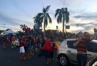 Centro Cívico foi tomado por centenas de torcedores do time rubro-negro (Foto: Bennison de Santana/Folha BV)