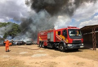 Equipe do Corpo de Bombeiros realizam a contenção das chamas no prédio do DER (Foto: Aldenio Soares)