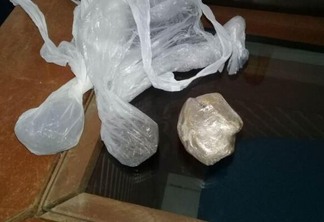 As drogas foram encontradas pela PM escondidas em bagagem de mão (Foto: Divulgação)