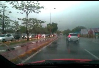 Leitor da FolhaWeb flagrou a fila de carros no sentido Bairro/Centro da Via das Flores (Foto: Divulgação)