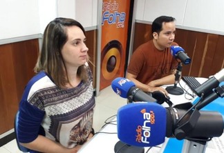 O Jornal da 100.3 é apresentado pelos jornalistas Carolina Cruz e Natanael Vieira (Foto: Néia Dutra/Folha BV)