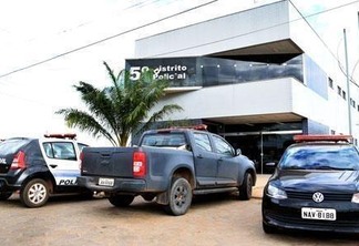 Suspeitos de assassinar estudante foram levados para a sede do 5º DP (Foto: Diane Sampaio/Folha BV)