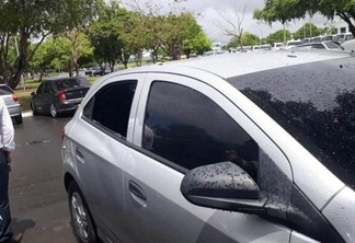 Criminoso quebrou vidro de veículo para roubar objetos de funcionário público (Foto: Divulgação)